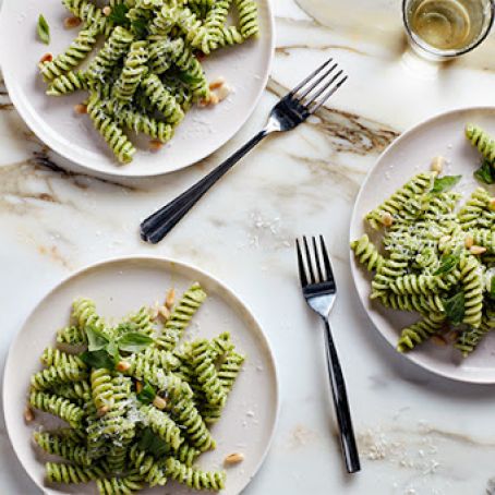 PASTA WITH 10-MINUTE PESTO