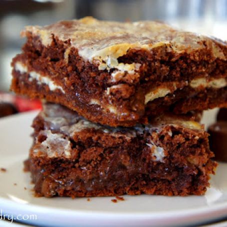 Gooey Rolo Cake Bars
