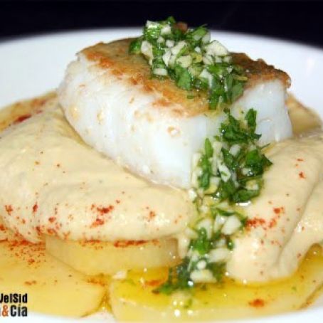 BACALAO CON PAPAS CONFITADAS Y HUMMUS DE GARBANZO