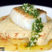 BACALAO CON PAPAS CONFITADAS Y HUMMUS DE GARBANZO