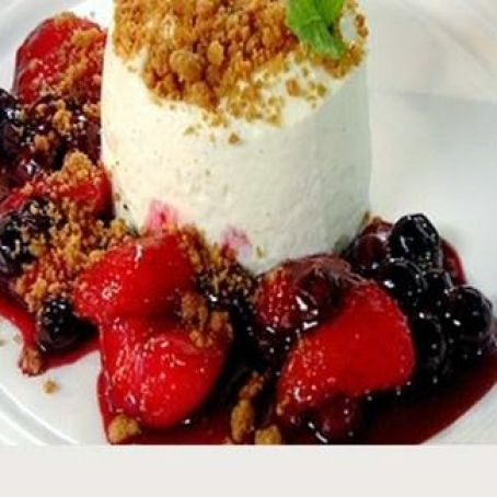 Vanilla cheesecake with berry compote