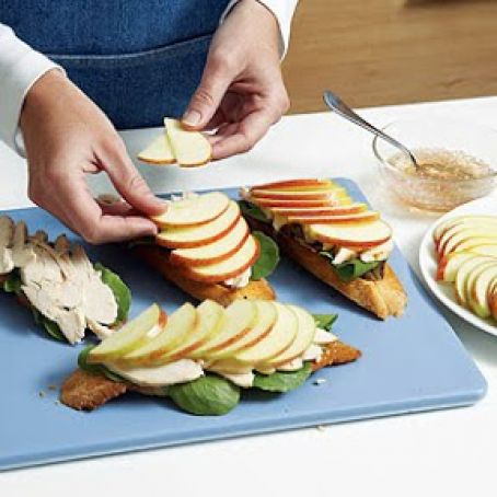 Apple Chicken Crostini