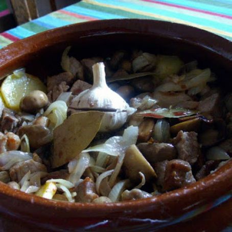 BISTEC A LA CAZUELA Y COSTRA DE CHILE