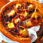 PIZZA CON TOMATE DESHIDRATADO Y SALAMI