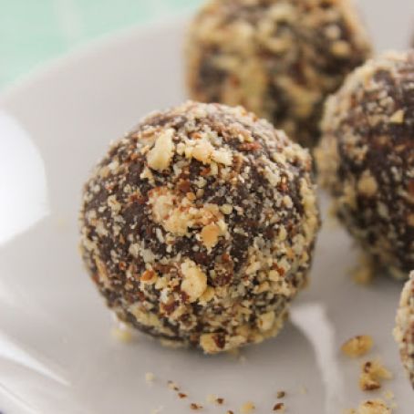 5-Ingredient Chocolate Almond Energy Balls