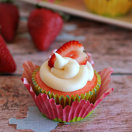 2-Ingredient Strawberry Lemon Cupcakes