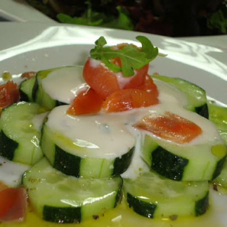 ENSALADA DE PEPINO YOGUR Y SALMON