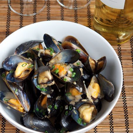 Steamed Mussels with Ginger and Shallots