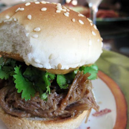 Mini coconut pulled pork burgers