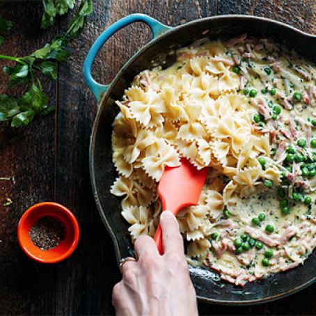 PASTA WITH 15-MINUTE HAM, PEA, AND CREAM SAUCE