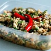 Thaiinspirerad kycklingsallad med örter och fisksås