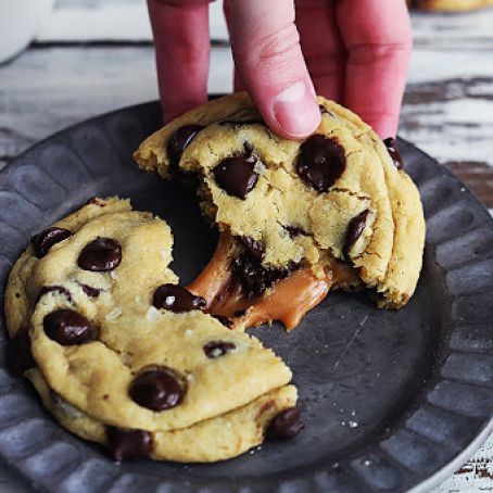 Salted Caramel Chocolate Chip Cookies - Creme De La Crumb