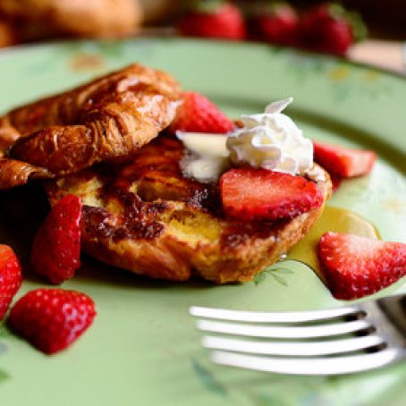 Croissant French Toast with Cinnamon Cream Cheese Spread