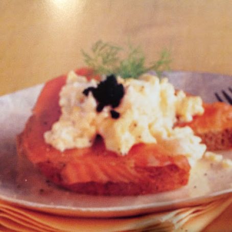 SCRAMBLED EGGS WITH SMOKED SALMON
