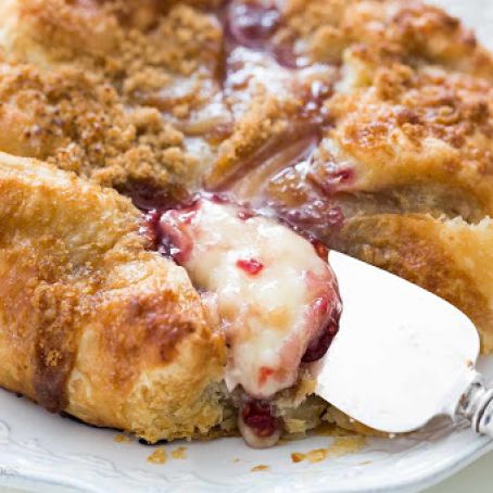 Easy Baked Brie in Puff Pastry