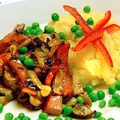 Mos med strimlad korv och lök