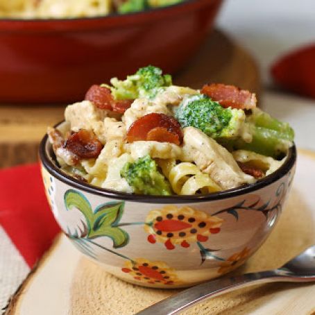 Bacon Lovers Chicken Alfredo with Fettuccine and Broccoli