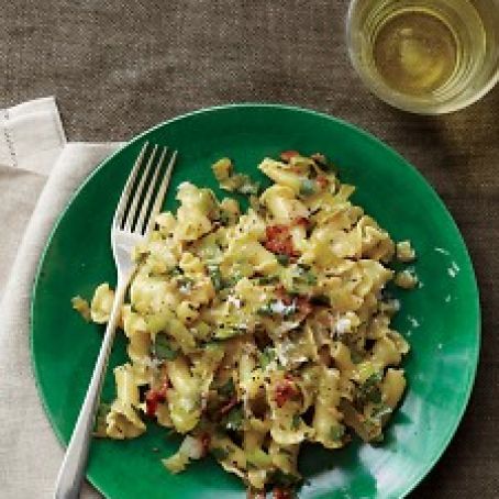 Pasta Carbonara with leeks and lemon