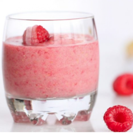  1-MINUTE BERRY PEANUT BUTTER SMOOTHIE