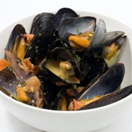 Mussels in Saffron and White Wine Broth