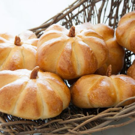 Pumpkin Shaped Rolls