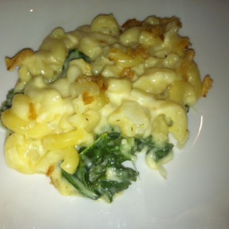 Mac 'n cheese with wilted kale & crispy onion