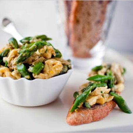 BRUSCHETTA w/SCRAMBLED EGGS & ASPARAGUS
