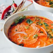 15-MINUTE COCONUT CURRY NOODLE SOUP