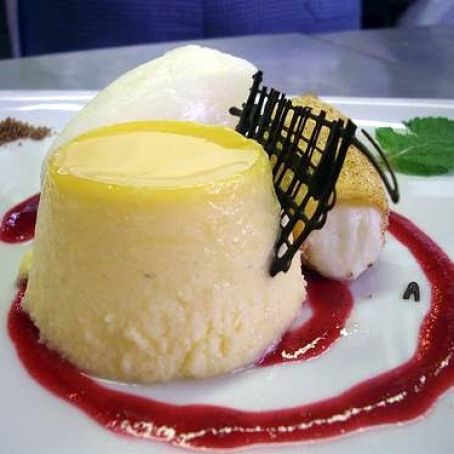 FLAN DE QUESO SOBRE COULIS DE FRESA
