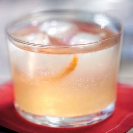 Gin-and-Grapefruit Fizz