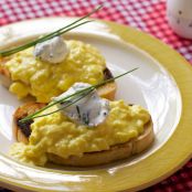 HUEVOS A LA MANTEQUILLA CON QUESO CREMA