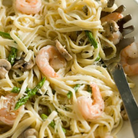 Fettuccine Alfredo with Shrimp, Asparagus and Mushrooms