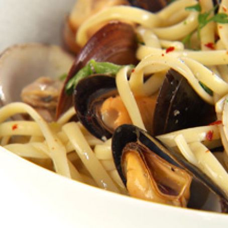 Spicy Linguine with Clams and Mussels