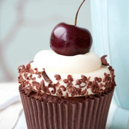 No-Bake Chocolate Cheesecake Cupcakes with Marshmallow Fluff Frosting and Shaved Chocolate