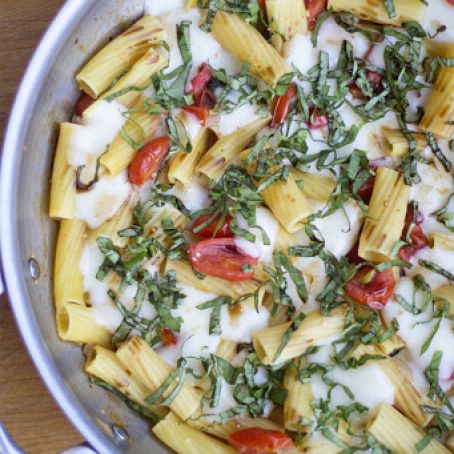One Pot Caprese Pasta
