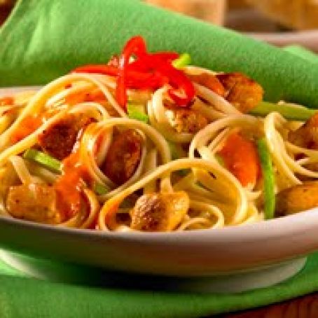 TALLARINES CON POLLO EN SALSA DE PIMIENTO Y QUESO