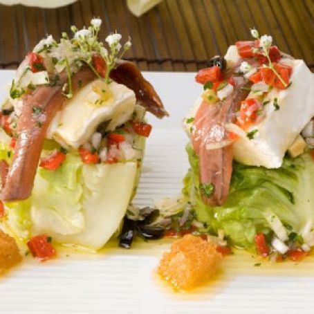 ENSALADA DE LECHUGA ROMANA-BRIE Y ANCHOAS