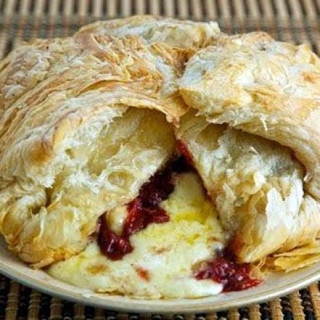 Baked brie with cranberry sauce