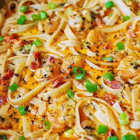 Garlic Shrimp and Sun-Dried Tomatoes with Pasta in Spicy Creamy Sauce