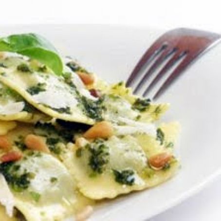 RAVIOLIS RELLENOS DE QUESO Y SALSA AL PESTO
