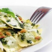 RAVIOLIS RELLENOS DE QUESO Y SALSA AL PESTO