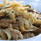 CHICKEN AND FETTUCCINI WITH MUSHROOMS