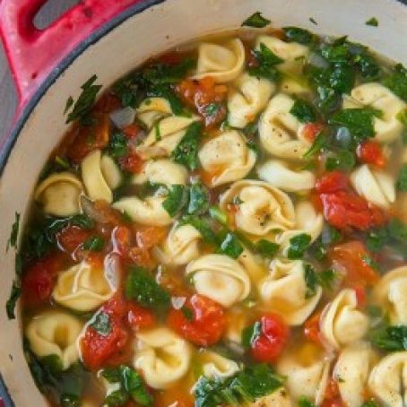 Spinach Tomato and Garlic Tortellini Soup