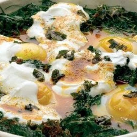 Baked eggs with yogurt and chilli