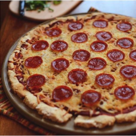 THE BEST GLUTEN-FREE PIZZA CRUST + SAUCE