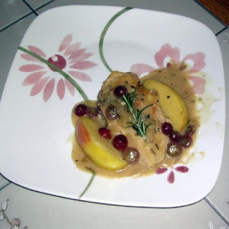 Creamy chicken with apples and grapes