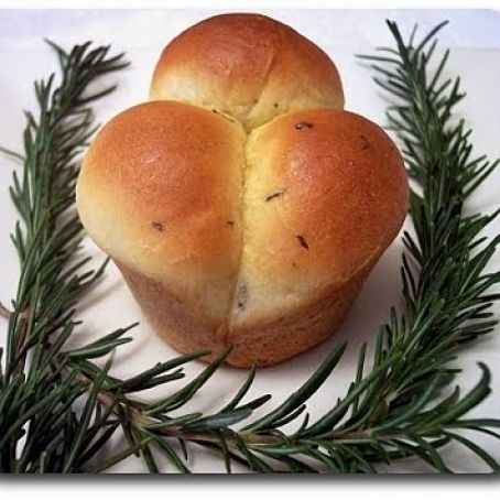 Roasted Garlic and Fresh Rosemary Cloverleaf Rolls