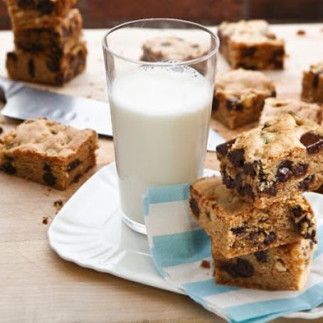 Thick and Chewy Peanut Butter Chocolate Chip Bars