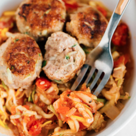 ZUCCHINI TURKEY MEATBALLS WITH ZOODLES