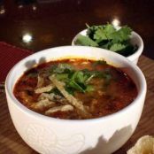 Sopa de frijoles con chicharron y chorizo de pavo